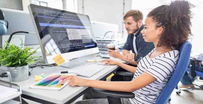 Emprego garantido: Empresa oferece 20 MIL bolsas de estudo para formar e contratar novos programadores